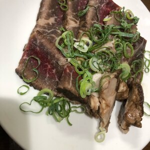 牛たたきの食べ方～たっぷり新玉ねぎで～